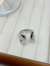 Load image into Gallery viewer, Casiletti Classic Glossy Curved Earrings and Adjustable Ring